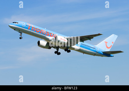 Boeing 757 von Thomson Airways klettern aus betrieben abheben am Flughafen Birmingham, UK. Stockfoto