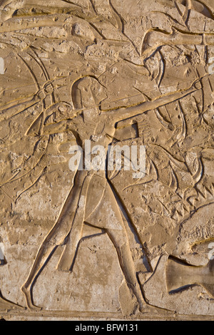 Nahaufnahme eines Reliefs am Medinet Habu, Leichenhalle Tempel von Ramses III, Westufer des Nil, Luxor, Ägypten Stockfoto