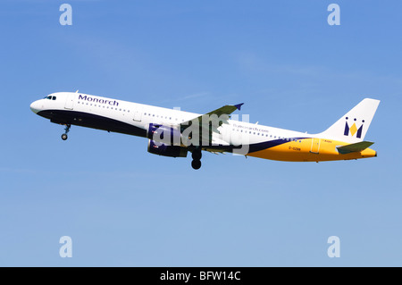 Airbus A321 von Monarch Airlines klettern aus betrieben abheben am Flughafen Birmingham, UK. Stockfoto