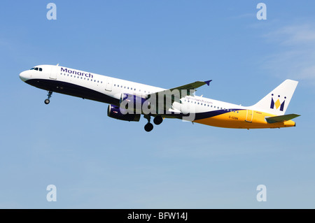 Airbus A321 von Monarch Airlines klettern aus betrieben abheben am Flughafen Birmingham, UK. Stockfoto