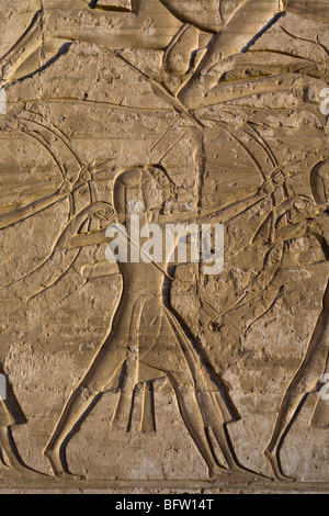 Nahaufnahme eines Reliefs am Medinet Habu, Leichenhalle Tempel von Ramses III, Westufer des Nil, Luxor, Ägypten Stockfoto