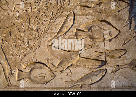 Nahaufnahme von Fischerei Szene in Medinet Habu, Leichenhalle Tempel von Ramses III, Westufer des Nil, Luxor, Ägypten Stockfoto