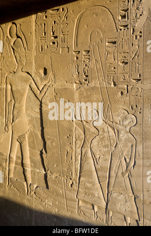 Nahaufnahme eines Reliefs am Medinet Habu, Leichenhalle Tempel von Ramses III, Westufer des Nil, Luxor, Ägypten Stockfoto