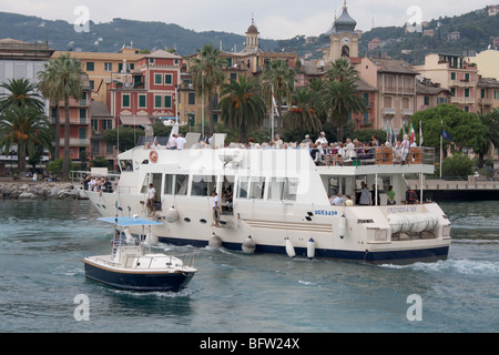 Eine Kreuzfahrt-Schiff mit Touristen an Bord ist festmachen an der Pier in Santa Margherita Ligure, Italien. Stockfoto