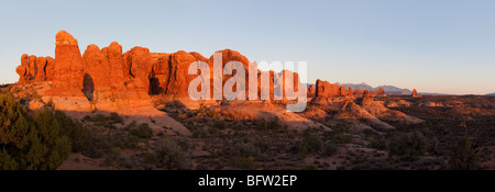 Panoramablick, Blick nach Osten in Richtung höchst malerischen Windows Abschnitt bei Sonnenuntergang, Arches-Nationalpark Stockfoto