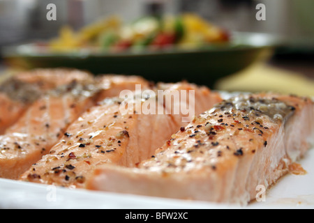 Lachsfilet gebacken im Ofen mit Gemüse serviert Stockfoto
