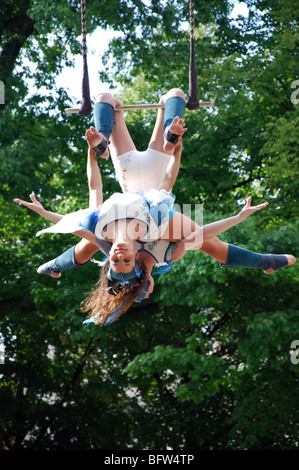 Balanceakt auf Trapez in der Luft Stockfoto