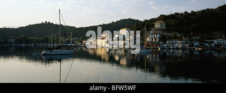 Am frühen Morgen im Hafen von Vathi Stockfoto