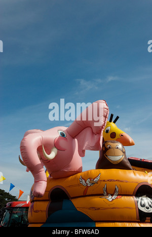 Rosa Elefant Hüpfburg Stockfoto