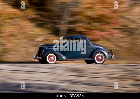 1937 Ford V8 Coupe. Mit Geschwindigkeit fahren. New England 2007 Stockfoto