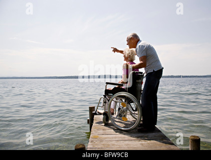 ältere Mann und Frau im Rollstuhl Stockfoto