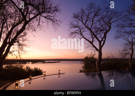 Der River Club Lodge, Sonnenuntergang am Zambesi River, Sambia. Stockfoto