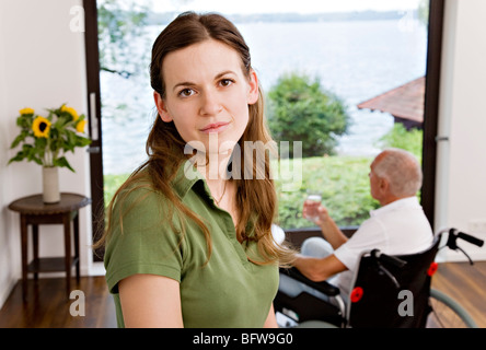 Pflege für Menschen im Rollstuhl Frau Stockfoto