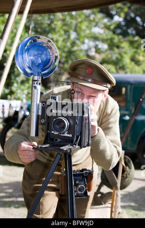 Britische Armee-Fotografen mit Speedlite Grafik Großformatkamera (Teil einer lebendigen Geschichte in 1940er Jahren Fayre anzeigen) Stockfoto