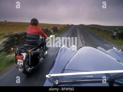 1951 Vincent Black Shadow fotografiert von 1952 Jaguar XK120 UK Stockfoto