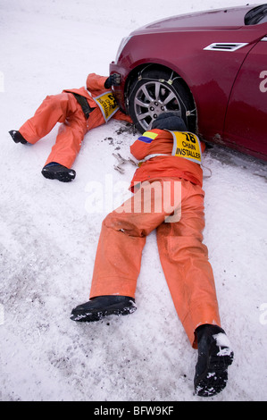 Schnee-Kette Installateure arbeiten an Winter-Straße in Kalifornien Stockfoto