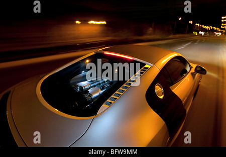 Audi R8 V10 fahren bei Nacht-V10-Motor Stockfoto