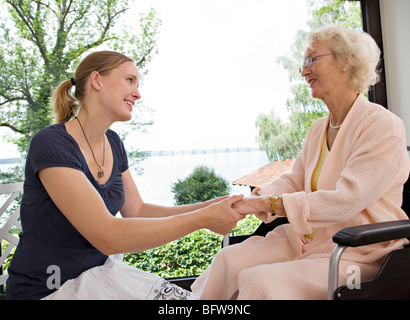 Frau und senior Frau Hand in Hand Stockfoto