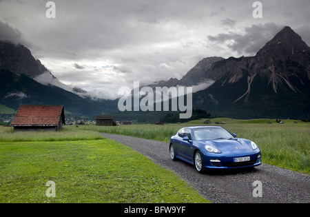 Porsche Panamera Sport Limousine fahren auf der Straße in Deutschland Stockfoto