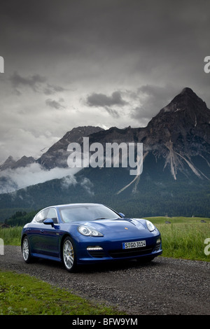 Porsche Panamera Sport Limousine fahren auf der Straße in Deutschland Stockfoto