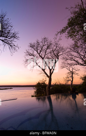 Der River Club Lodge, Sonnenuntergang am Zambesi River, Sambia. Stockfoto