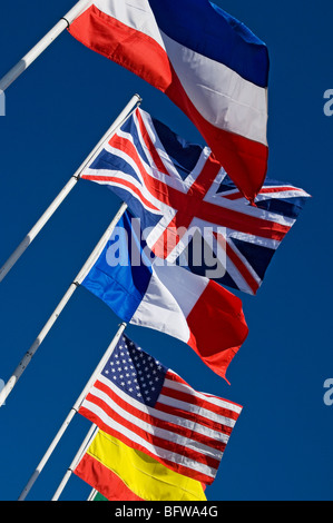 Nahaufnahme der Flaggen Flagge des Vereinigten Königreichs, der Vereinigten Staaten von Amerika, Spanien und Frankreich mit blauem Himmel Hintergrund Stockfoto