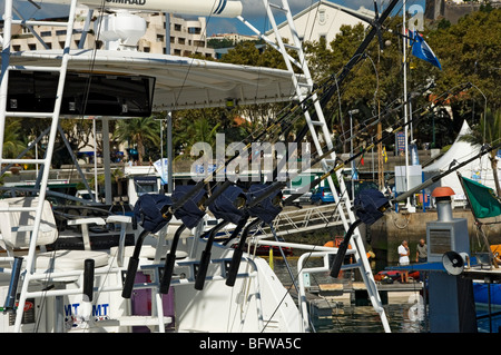 Nahaufnahme der Reihe von schweren Stäben auf Spiel Fischerboot in Funchal Marina Hafen Madeira Portugal EU vertäut Europa Stockfoto