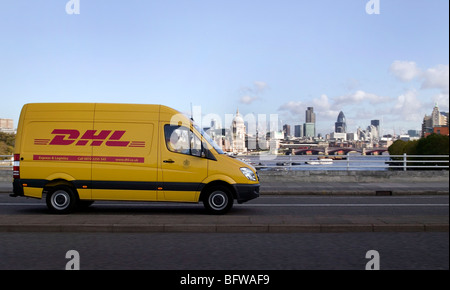 Mercedes Benz Sprinter DHL Air Courier van fahren Sie in Richtung City Of London UK Stockfoto