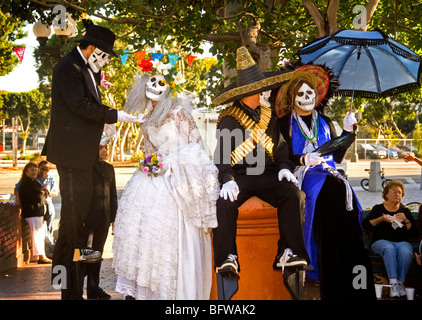 Gestelzte Figuren verkleidet als Calaveras in Los Angeles 'Pueblo' zu Ehren des Tages der Toten Stockfoto