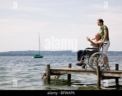 Frau und Senior Mann im Rollstuhl Stockfoto