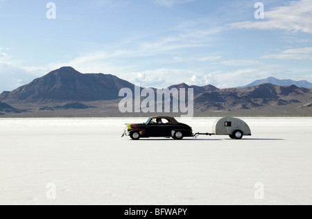 Auto & Touring Caravan auf dem Salzsee von Bonneville Utah USA Stockfoto