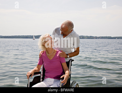 ältere Mann und Frau im Rollstuhl Stockfoto