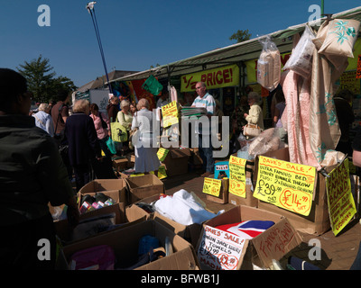 Stände auf Epsom Markt Samstag Epsom Surrey Stockfoto