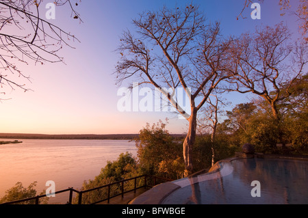 Der River Club Lodge, Sonnenuntergang am Zambesi River, Sambia. Stockfoto