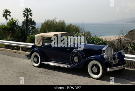 Phil Hill am Steuer seines Concours gewann 1931 Le Baron Pierce Arrow in Santa Monica, Kalifornien Stockfoto