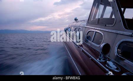 Thunderbird 1930er Jahren Motorboot mit Geschwindigkeit am Lake Tahoe, Kalifornien USA Stockfoto