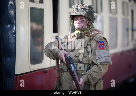 GI steht mit Gewehr bereit auf Bahnsteig (Mitglied der Befreiung 44 WWII U.S. lebende Geschichtsgruppe) Stockfoto