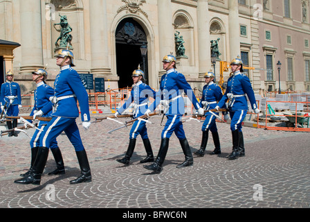 die Wachen werden täglich wechselnde vor dem königlichen Palast in Stockholm. viele Touristen besuchen diese Zeremonie Stockfoto