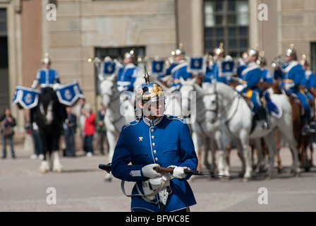 die Wachen werden täglich wechselnde vor dem königlichen Palast in Stockholm. viele Touristen besuchen diese Zeremonie Stockfoto