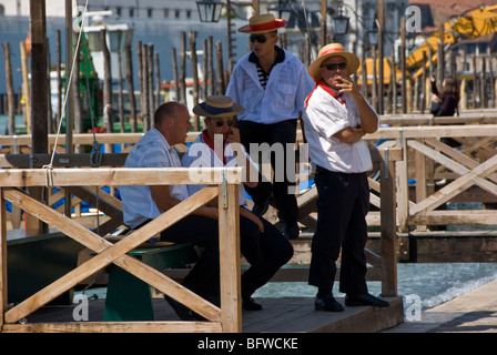 Gondolieri stehend Aroud warten auf Geschäft in Venedig Stockfoto