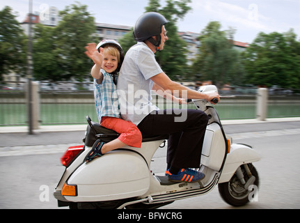 Vater und Sohn auf Roller Stockfoto