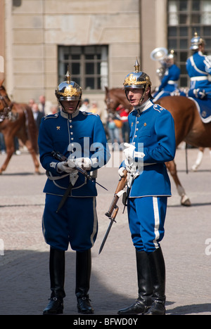 die Wachen werden täglich wechselnde vor dem königlichen Palast in Stockholm. viele Touristen besuchen diese Zeremonie Stockfoto