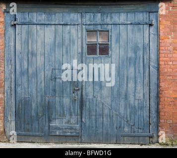 Alten lackiert und repariert hölzerne Garagentor Stockfoto