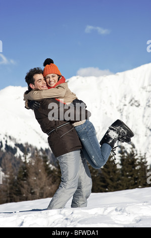 Junger Mann junge Frau halten sich im Winter-Szene Stockfoto