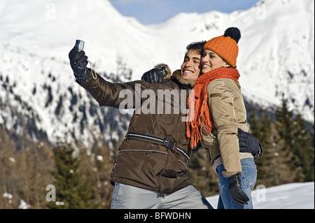 Paar Fotografieren selbst im Winter-Szene Stockfoto