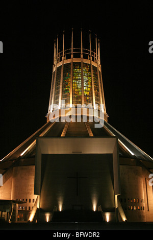 Die Liverpool Metropolitan Cathedral of Christ the King bei Nacht Merseyside, UK Stockfoto