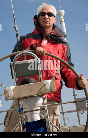 Reifer Mann Segelyacht Stockfoto