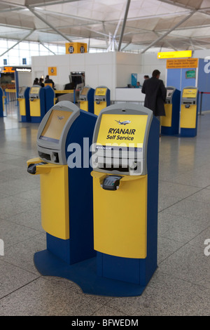 Self-service Check-in Automaten am Flughafen London Stansted Stockfoto