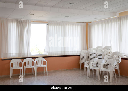 leeren Raum mit Stuhl gestapelt Stockfoto