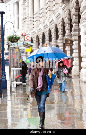 Regen auf Regent Street, London, England, UK Stockfoto